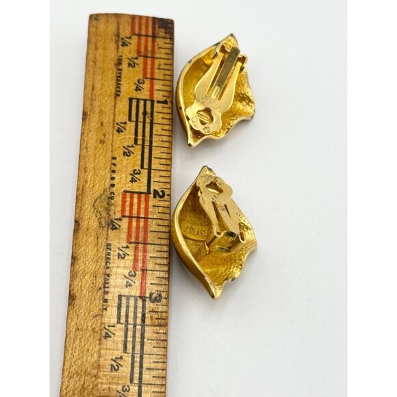 Vintage gold tone shell clip on earrings - Picture 4 of 4